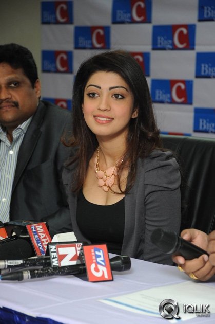 Pranitha-Launches-Big-C-Dussehra-Offers